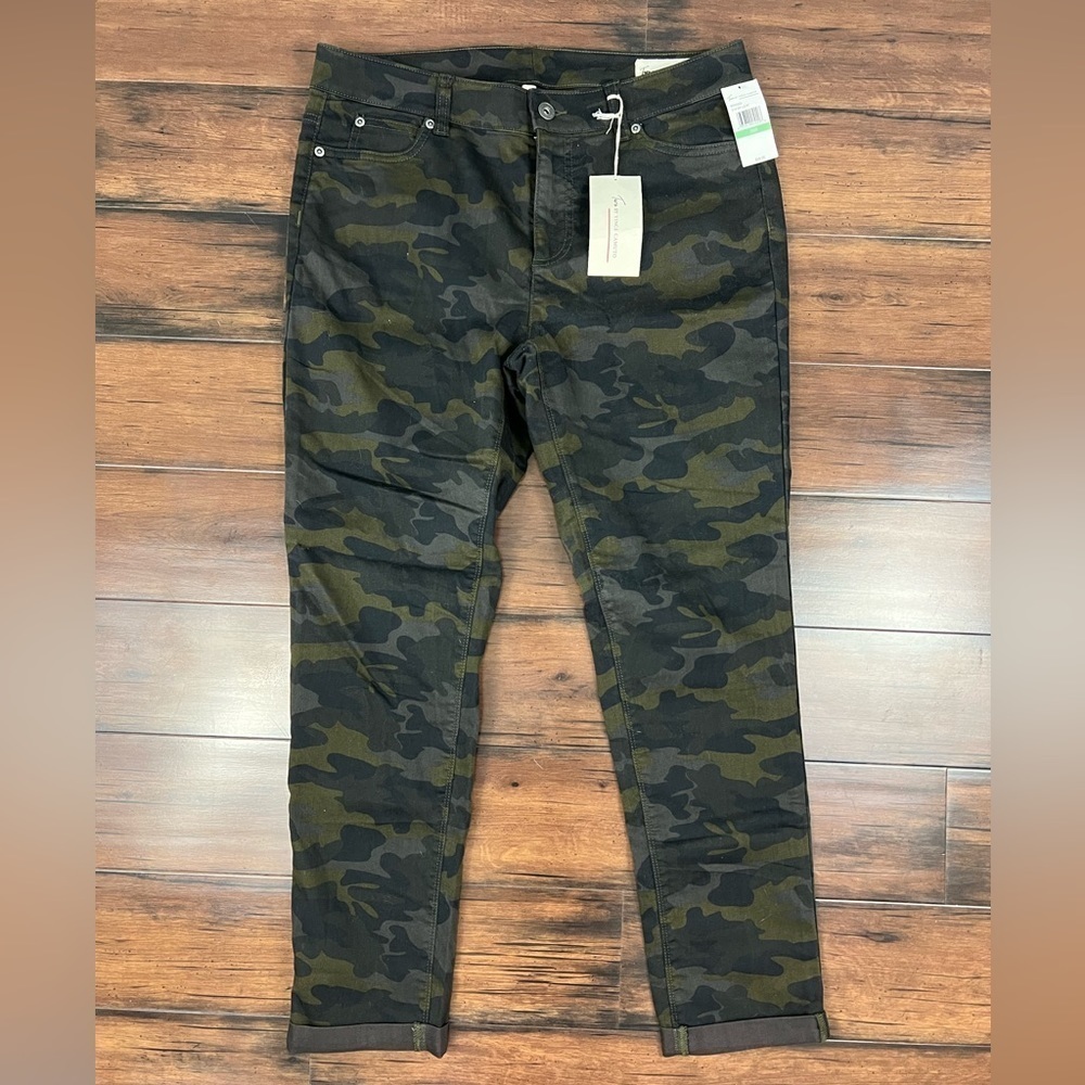NWT - Two by Vince Camuto Camo Cuffed Shorty Jeans - Size 8
